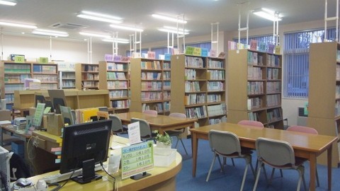 八戸看護専門学校 多彩な医療書が用意された図書室