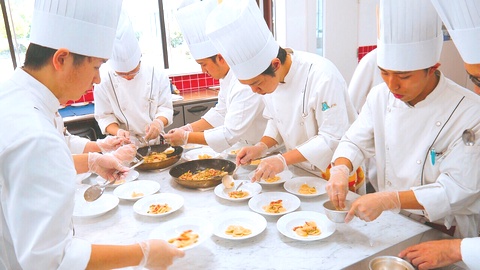 東日本調理師専門学校 実践型 レストラン・サービス実習を実施！