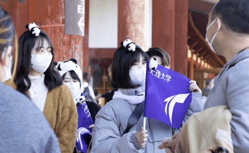 中国語専攻の学生が東大寺でボランティア通訳実習を実施