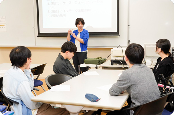 写真:学生たちの前で講師が話をしている様子