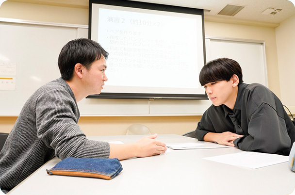 写真:ロールプレイングをする2名の学生
