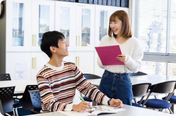 写真:学生ふたりが笑顔で会話をしている