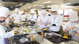 九州トップクラスの施設設備とコンクール実績！1人1台の調理・製菓の実習台でHIRAOKAを体験！