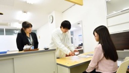 個別の進路相談も実施!笑顔で皆さんをお迎えします。
