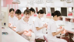 昼間や土日は忙しい歯科助手、社会人、大学生の方にオススメ!