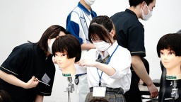メイクや着付、アップヘアなど、美容技術も学べる理容科です