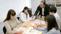 ~「在学中デビュー」へ、少人数制を徹底!~