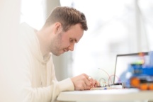 センサーとAIを組み合わせたIoTデバイスの設計・開発など、最先端のものづくりを学ぶ！