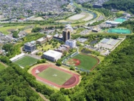 学生の満足度が高い、緑豊かなキャンパスで、あなたの夢や目標を思い描いてみよう！