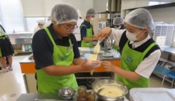 調理体験は初めてでも安心! 学生サポーターがあなたの手助けをしていきます