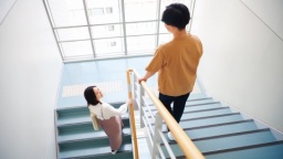 平日の個別相談・校内見学ができる（夜８時まで）