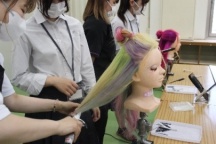 美容に関わるさまざまな体験授業にチャレンジして、夢の第一歩をふみだそう!