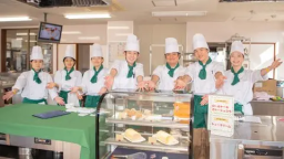 食材を”食財”へ。人材を人財”へ。独創力と教育力で、一流を生み出します。（マナビヤ宮崎アカデミー）