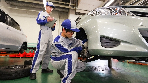 トヨタ名古屋自動車大学校 2人に1台の実習車