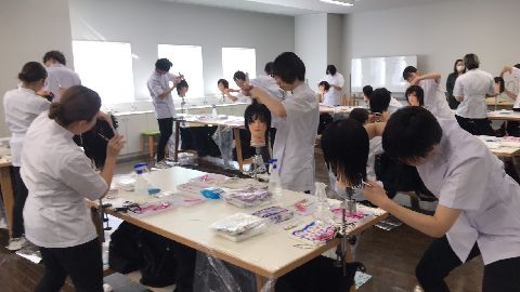 秋田県理容美容専門学校 少人数制で親切な指導