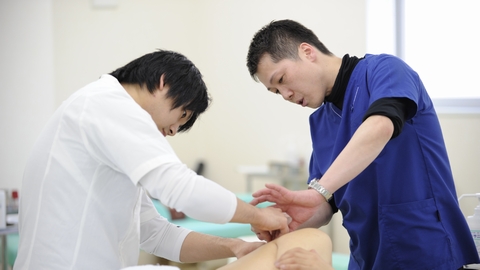 北海道鍼灸専門学校 鍼灸師の生命線は「臨床力」。確かな“知識”と“技術”で信頼される鍼灸師を目指す