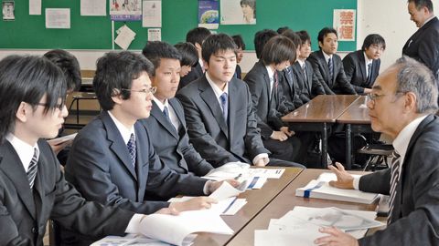 関西テレビ電気専門学校 校内へ優良企業を招き説明会を開催。学生に就職情報収集の場を積極的に提供しています
