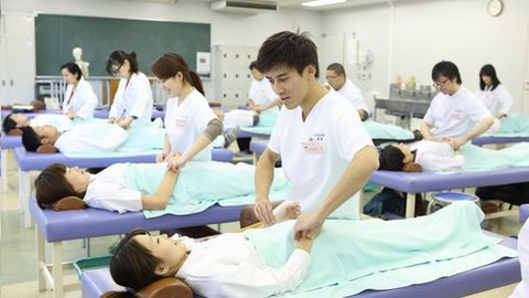 日本鍼灸理療専門学校 臨床経験の豊富な講師陣と学生による研究活動！