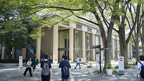 武蔵大学 池袋、新宿、渋谷から電車で1本。緑豊かなワンキャンパスで4年間学ぶ