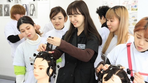 日本美容専門学校 ライフスタイルに合わせ美容師をめざす3つの学科