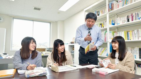 新潟中央短期大学 より幼児教育について知識を深める。少人数ゼミナールの「保育・教職実践演習」