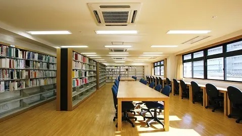 上板橋看護専門学校(入学資格:要准看護師免許) 約4,500冊の蔵書と約400本のDVD教材を完備する「図書室」