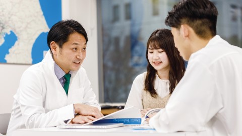 新東京歯科技工士学校 卒業時はもちろん、卒業後も支援する、生涯就職支援制度