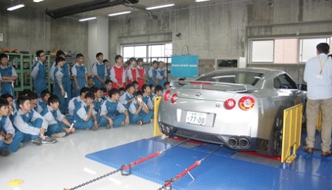 岡山自動車大学校 豊富な実習車両を使って高度整備技術を身につける