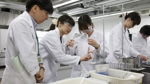 日本薬科大学 薬剤師国家試験や各種資格試験取得をしっかりとサポート
