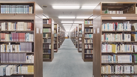 帝塚山大学 約64万冊の蔵書数を誇る図書館が学生生活をサポート。学生が大型書店で本を選ぶ「学生選書会」も実施