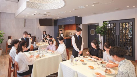 辻学園調理・製菓専門学校 レストラン実習・店舗実習で実践力を高める