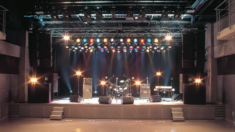 東放学園音響専門学校（ライブ・レコーディング・PA・MA・アーティストマネジメント） 500名収容可能なライブホールなどの音楽設備・機材