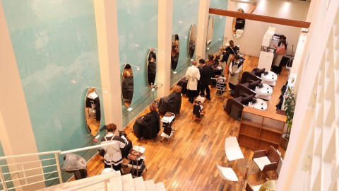 理容美容専門学校　西日本ヘアメイクカレッジ 校舎内に併設されたサロンでの実習で実践的に学ぶ