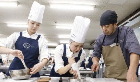 日本菓子専門学校 業界の第一線で働く「パティシエ」「ブーランジェ」から技術を学べる