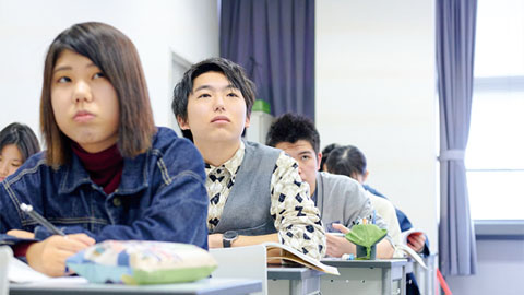 大阪行岡医療専門学校長柄校 一人でも多くの学生の夢を叶えられるよう学費はリーズナブルに。奨学金制度もあります。