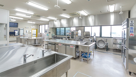 東大阪大学短期大学部 120名分の給食を一度に調理することが出来る設備「給食管理実習室」