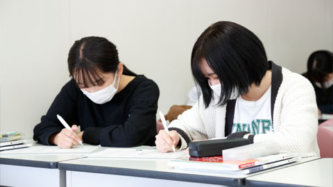 大阪外語専門学校 スカラシップ(特待生)制度をはじめとした奨学金制度
