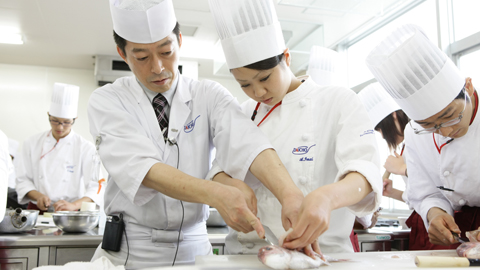 大阪調理製菓専門学校 ecole UMEDA 全国トップレベルの実習量！「毎日つくる実習」