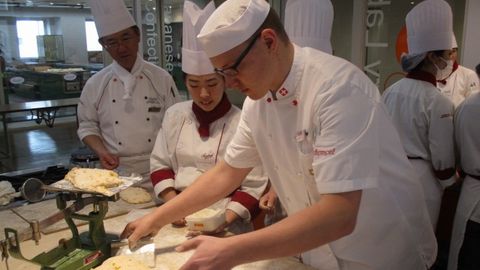 国際フード製菓専門学校 スイスの名門「リッチモント製パン製菓専門学校」の技術を習得！