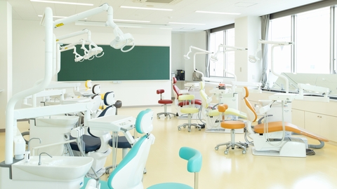 藤華歯科衛生専門学校（大分駅南） 新設校だからこそ新しい医療設備機器を設置しています