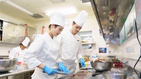 赤堀製菓専門学校 憧れの場所で経験と技術を身につける！“現場実習”