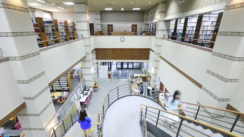 福岡女学院大学 25万冊の蔵書数を誇る図書館