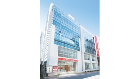 新潟ビジネス専門学校 JR新潟駅万代口徒歩8分。新潟の中心「万代」で学べるという環境。