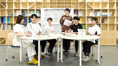 新潟医療福祉大学 ■学科の枠を越えて学ぶ「連携教育」でチーム医療・ケアを学ぶ