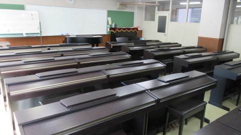 東奥保育・福祉専門学院 器楽演習室