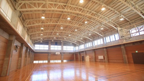 穂の香看護専門学校 広い校庭と体育施設