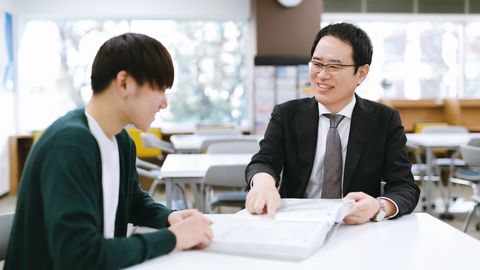 新東京歯科技工士学校 卒業時はもちろん、卒業後も支援する、生涯就職支援制度