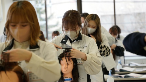 新潟理容美容専門学校 夢を実現させる手助けとして、学費免除や奨学金制度も充実