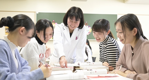 慈恵歯科医療ファッション専門学校 国家試験合格率7年連続100%!!経験豊富な教師陣による徹底サポート!(歯科衛生士学科)