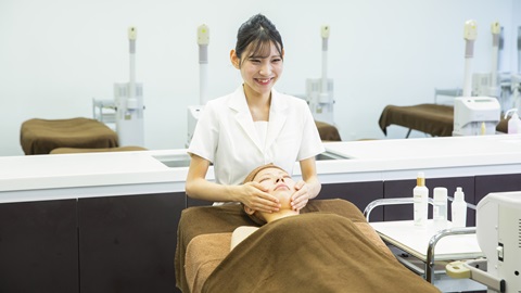 アイエステティック専門学校(女子のみ) 専門分野を学ぶ